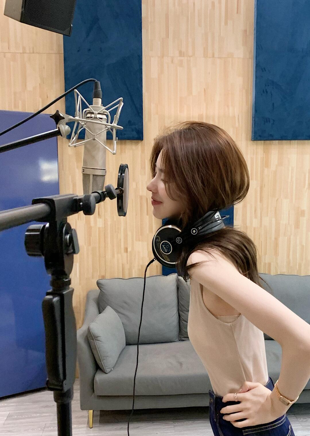 内容创作者孙一宁在录音棚进行录音