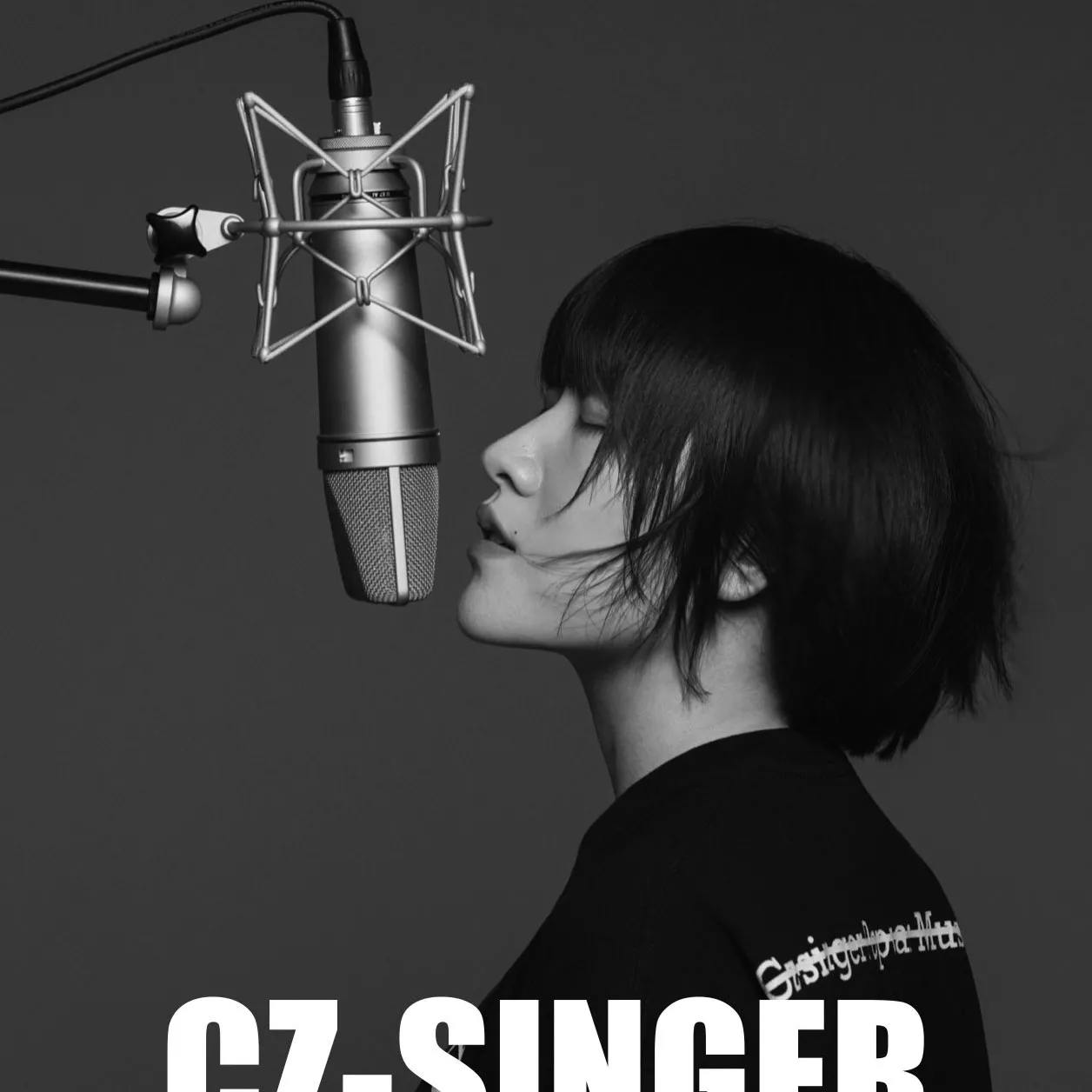 CZ 流行声乐导师方炳玥在录音棚中的黑白肖像