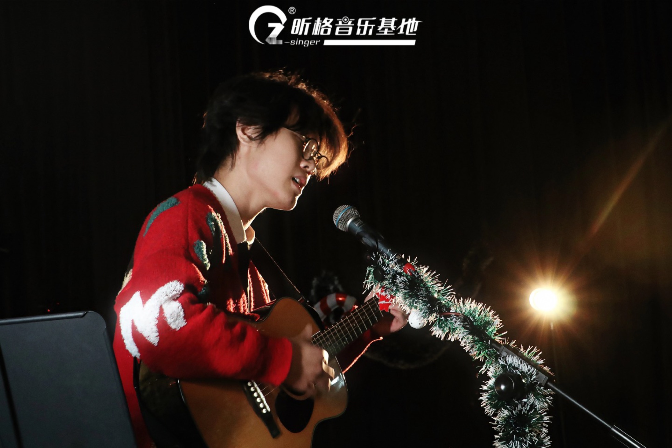 歌者在 CZ Singer 小型现场边弹吉他边演唱