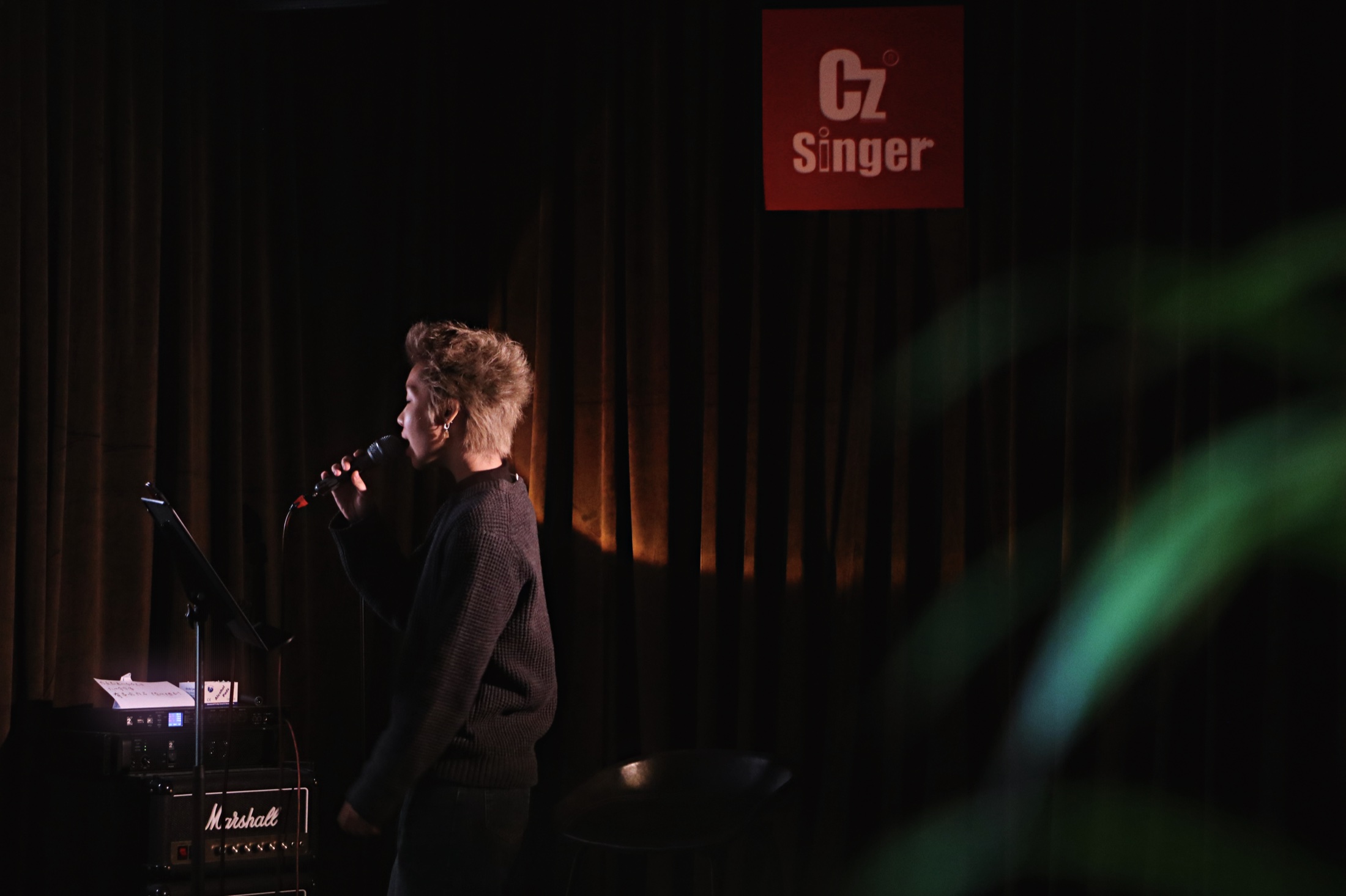 歌者在 CZ Singer 小型现场进行演唱训练